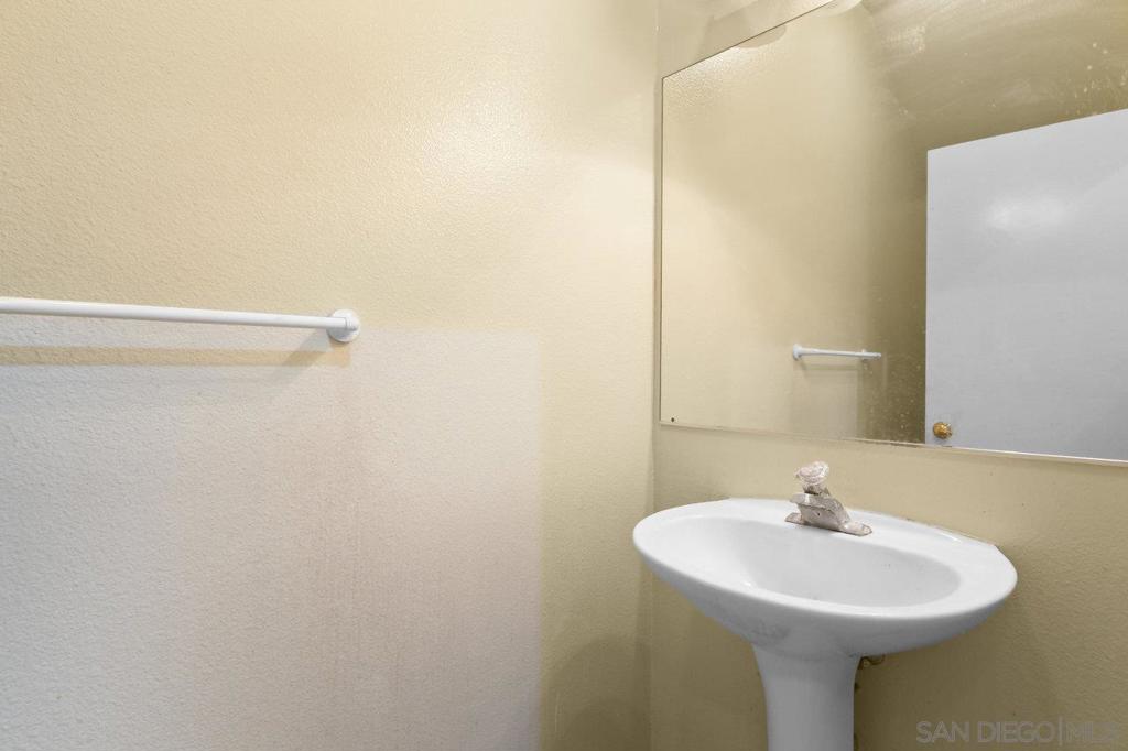 https://media.crmls.org/mediaz/e1233b9c-d41d-4ef9-8e80-b934bc3fcaee.jpg?preset=X-Large