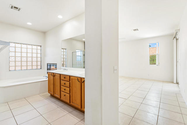 79528 Morning Glory Court, La Quinta CA: https://media.crmls.org/mediaz/e124ccf7-a538-414d-9754-d56f9e65397e.jpg
