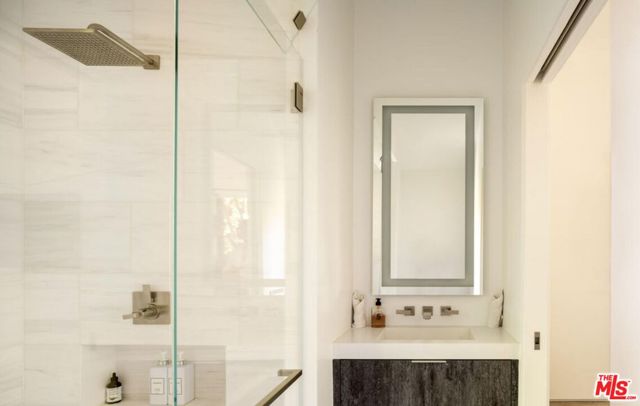 2532 Canyon Oak Dr, Los Angeles CA: https://media.crmls.org/mediaz/e1251296-e81f-4643-9226-1e69188e510c.jpg