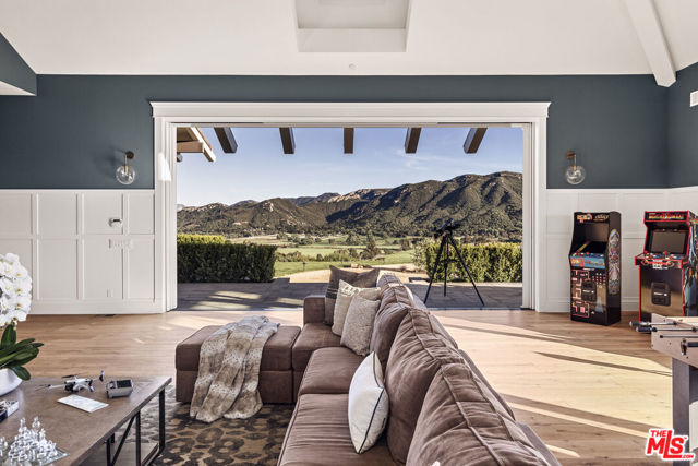 1697 W Potrero Road, Westlake Village CA: https://media.crmls.org/mediaz/e1251a7b-dfbf-4091-ad8d-937436c61370.jpg