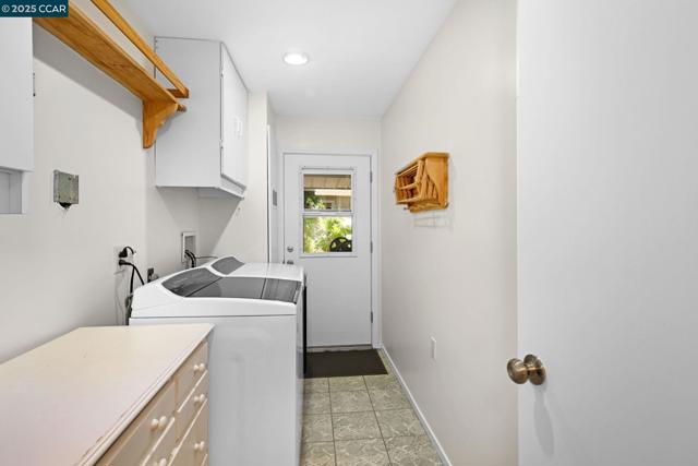 1536 Maynard St, Concord CA: https://media.crmls.org/mediaz/e1258e8c-5c12-4fd6-a067-ec2615d3ca4d.jpg