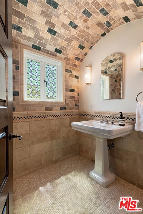 2420 Chislehurst Drive, Los Angeles CA: https://media.crmls.org/mediaz/e1259d41-c61b-4e9d-90c5-48a583781612.jpg