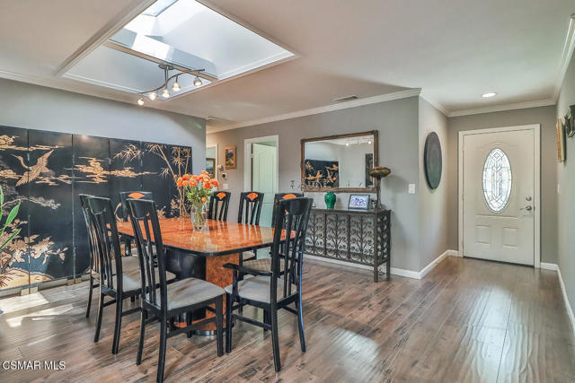 2433 Calle Narciso, Thousand Oaks CA: https://media.crmls.org/mediaz/e125a450-091e-4448-88e1-b8c39ebce461.jpg