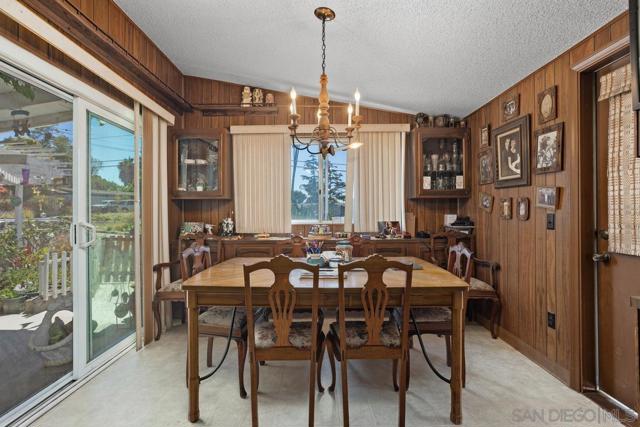 252 Santa Clara Dr, Vista CA: https://media.crmls.org/mediaz/e125cd00-4b57-4f51-af8f-963dc09dd063.jpg