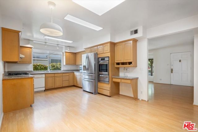 4210 Alcove Avenue, Studio City CA: https://media.crmls.org/mediaz/e125eb36-9527-4be6-9d33-df7f685a4c39.jpg