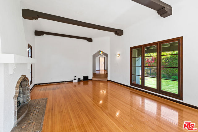 10733 Wellworth Avenue, Los Angeles CA: https://media.crmls.org/mediaz/e125efd9-2b1d-4148-be3f-56305caeaff7.jpg