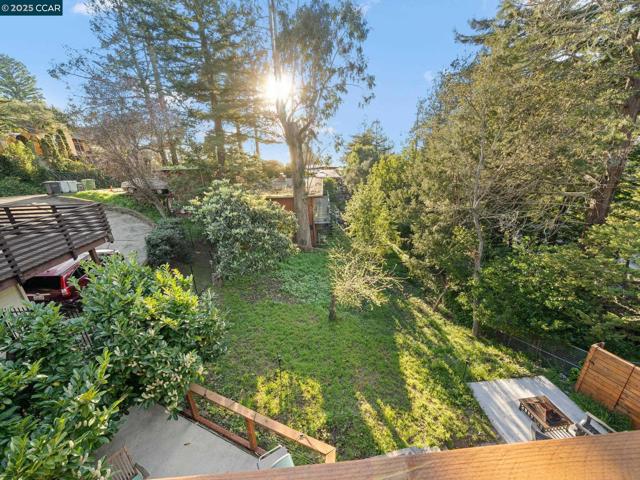 230 Fairlawn Dr, Berkeley CA: https://media.crmls.org/mediaz/e127f254-3897-46ea-99b1-8c27d7c6ec03.jpg