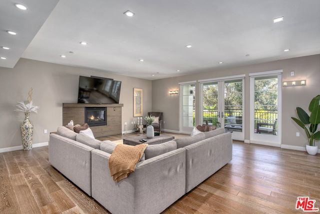 Drew Fenton | 441 S Barrington Avenue Los Angeles CA | MLS: 7091568