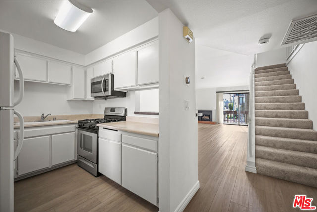 15207 Magnolia Boulevard, 116 photo 11