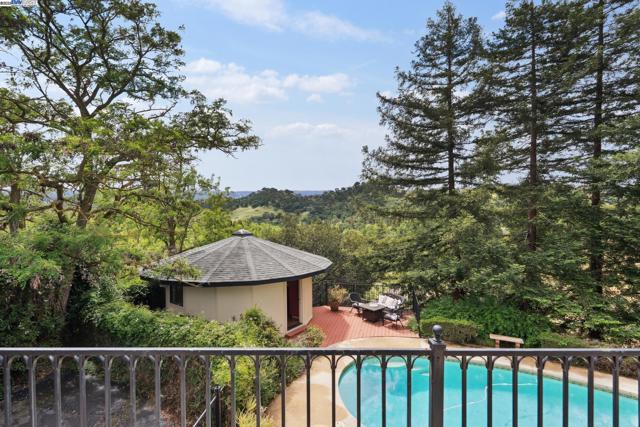 375 Montecillo Dr, Walnut Creek CA: https://media.crmls.org/mediaz/e1288b41-e90b-4f76-a33e-631473e885c1.jpg