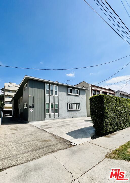 1618 N Kenmore Avenue, Los Angeles CA: https://media.crmls.org/mediaz/e1289eb1-4bd3-492f-8e2f-4ad2b4ad2a6e.jpg