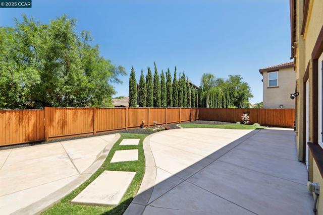 1610 Coventry Dr, Oakley CA: https://media.crmls.org/mediaz/e12a4216-7883-4dfc-9e90-30c276d5dd4d.jpg