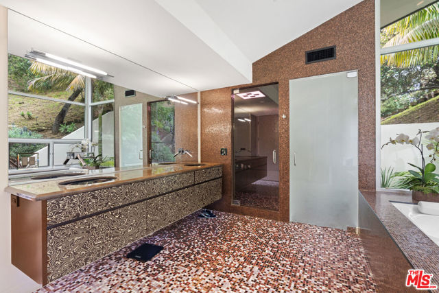 2207 Bowmont Drive, Beverly Hills CA: https://media.crmls.org/mediaz/e12d50bb-83ea-47c6-bde3-c84dc9ee2c6f.jpg