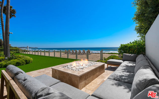 31272 Broad Beach Road, Malibu CA: https://media.crmls.org/mediaz/e12e1fd1-6044-49d1-bcac-420c15def6d9.jpg