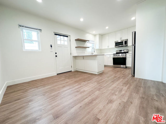 1837 N Brighton Street, Burbank CA: https://media.crmls.org/mediaz/e12fb425-313d-4d64-a17a-4685afafa501.jpg