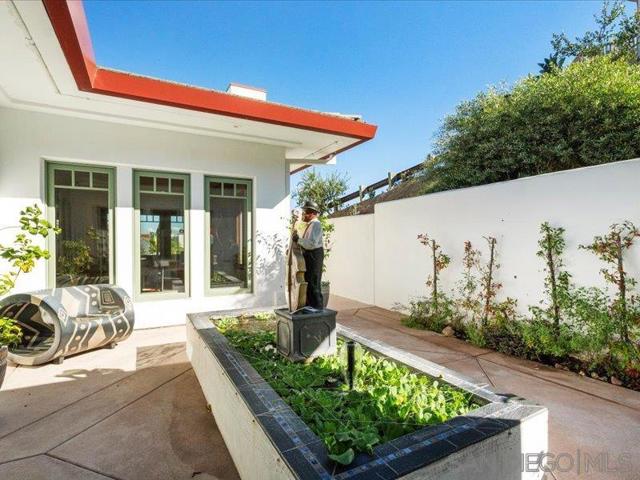 8018 La Milla, Rancho Santa Fe CA: https://media.crmls.org/mediaz/e1313fe0-975c-4017-805f-54d538e261f3.jpg