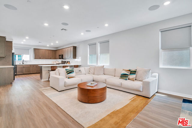 515 Daniel Freeman Circle, Inglewood CA: https://media.crmls.org/mediaz/e131ef2e-3ebd-4223-9213-524d1537d682.jpg