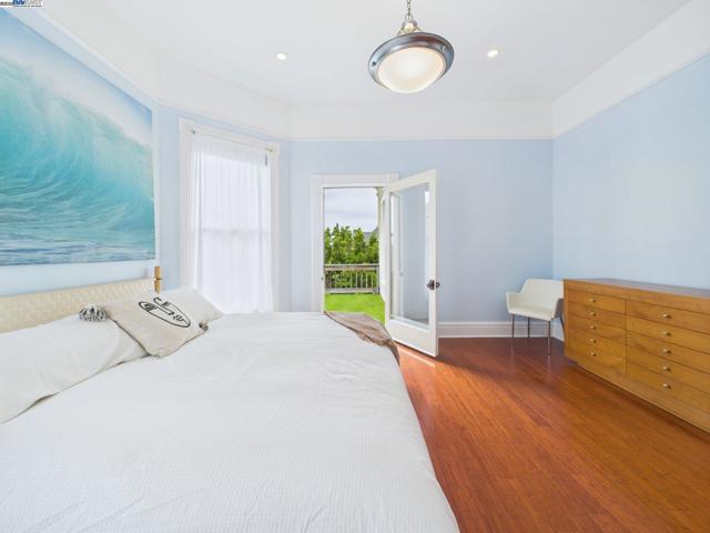 1709 Myrtle St, Oakland CA: https://media.crmls.org/mediaz/e132e2f3-7505-4212-b4a4-c8e2f9bb6a41.jpg