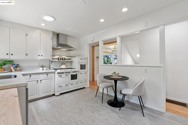 1023 Overlook Rd, Berkeley CA: https://media.crmls.org/mediaz/e132e3ae-83e9-46ad-af3c-fc552d179c2b.jpg