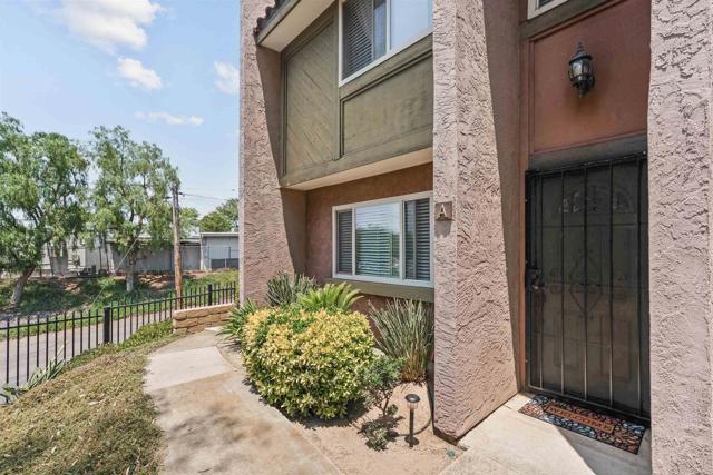 Detail Gallery Image 2 of 24 For 1463 N Broadway a,  Escondido,  CA 92026 - 2 Beds | 1/1 Baths