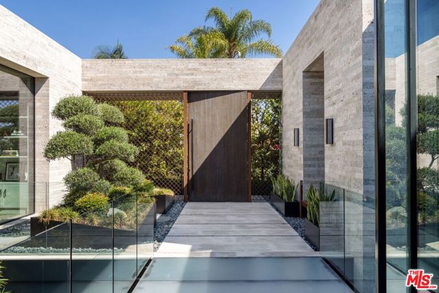 1335 Carla Lane, Beverly Hills CA: https://media.crmls.org/mediaz/e13436b5-c05f-45b5-9e03-d49efff3f03b.jpg