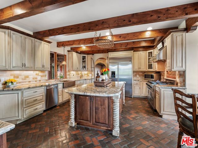 27023 Rolling Hills Avenue, Canyon Country CA: https://media.crmls.org/mediaz/e1349c1f-3f4b-4d57-99a7-bc0faaa85f5f.jpg