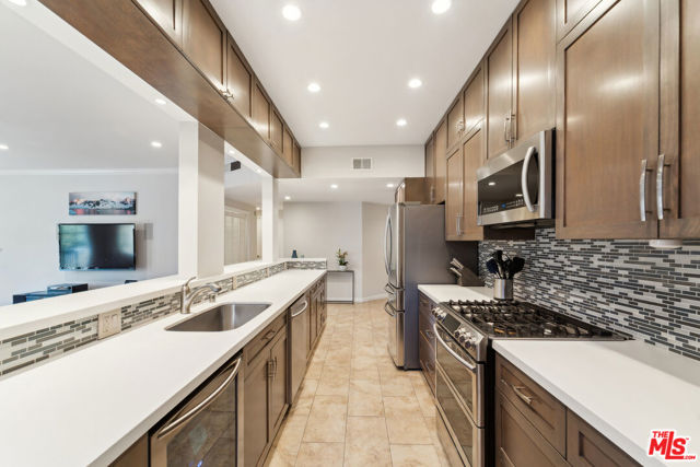 11737 Darlington Avenue, Los Angeles CA: https://media.crmls.org/mediaz/e1357086-2053-4fa0-899b-d5b1299c69ed.jpg
