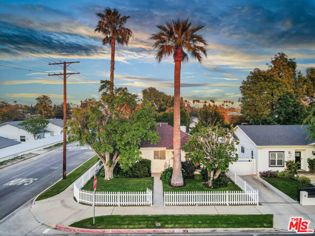 4476 Calhoun Avenue, Sherman Oaks CA: https://media.crmls.org/mediaz/e13a1e55-388c-4a54-9c06-36edb481b83b.jpg