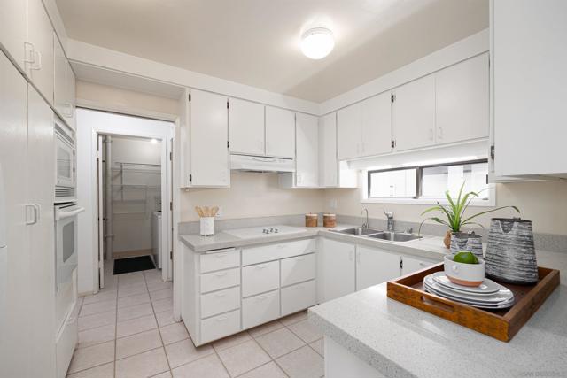 8110 El Paseo Grande, La Jolla CA: https://media.crmls.org/mediaz/e13a2b38-c24f-4a6a-969e-4a2ae15d9476.jpg