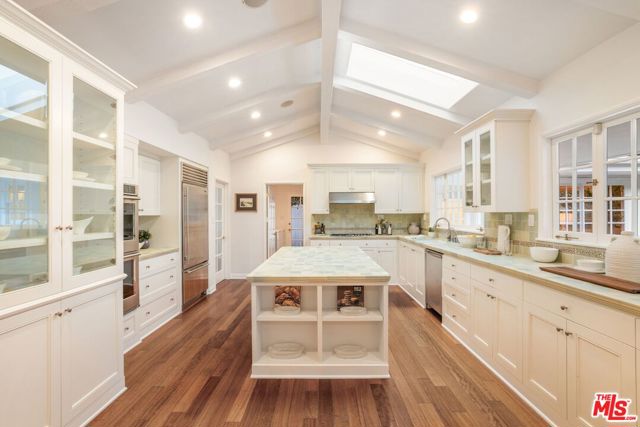 15550 Valley Vista Boulevard, Encino CA: https://media.crmls.org/mediaz/e13a2dc7-0c94-4c8c-8f6b-30f037f6a66b.jpg