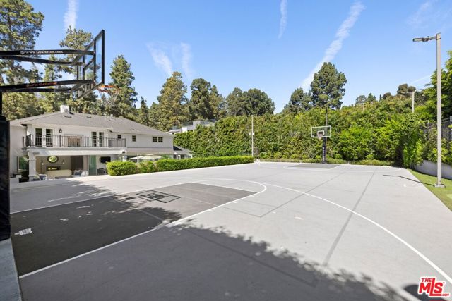 1214 Coldwater Canyon Drive, Beverly Hills CA: https://media.crmls.org/mediaz/e13a5ac9-2815-488a-ba85-2434d6611b12.jpg
