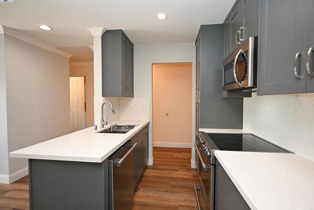 950 Shorepoint Ct, Alameda CA: https://media.crmls.org/mediaz/e13acfc0-665e-4d10-aa99-65aa0c9b2877.jpg