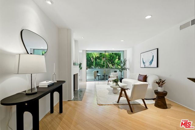 429 N Oakhurst Drive, Beverly Hills CA: https://media.crmls.org/mediaz/e13adf16-639b-467f-88e7-5d8397449e8f.jpg