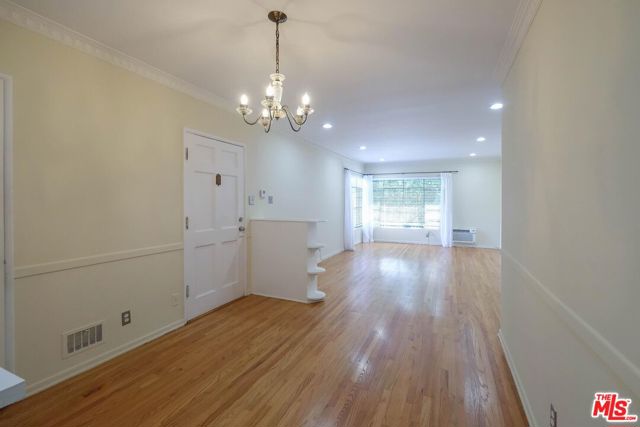 854 1/2 S Plymouth Boulevard, Los Angeles CA: https://media.crmls.org/mediaz/e13b2f1d-a838-45f7-965b-cdf9cb423241.jpg