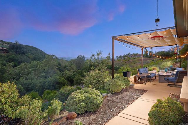 2021 Willow Glen Road, Fallbrook CA: https://media.crmls.org/mediaz/e13d11b1-5b4a-4be2-8607-85729d3c0038.jpg