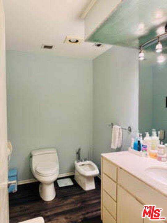 https://media.crmls.org/mediaz/e13db4d0-2949-4250-b705-acfb85c4341c.jpg?preset=X-Large