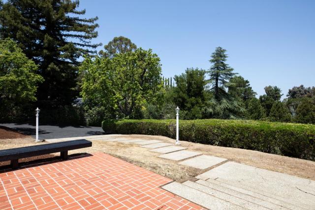 26666 Laurel Lane, Los Altos Hills CA: https://media.crmls.org/mediaz/e13dd67e-16cc-43bb-988c-8f41ab1dae9c.jpg