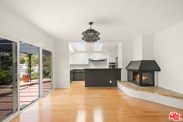 117 Ocean Way, Santa Monica CA: https://media.crmls.org/mediaz/e13dd681-dab0-47bf-bb40-a60820cc7b1e.jpg