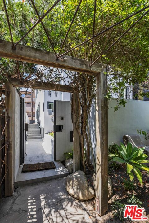 15 Reef Street, Marina del Rey CA: https://media.crmls.org/mediaz/e13e925f-fc20-4d12-9b1e-cb6988aeaf4b.jpg