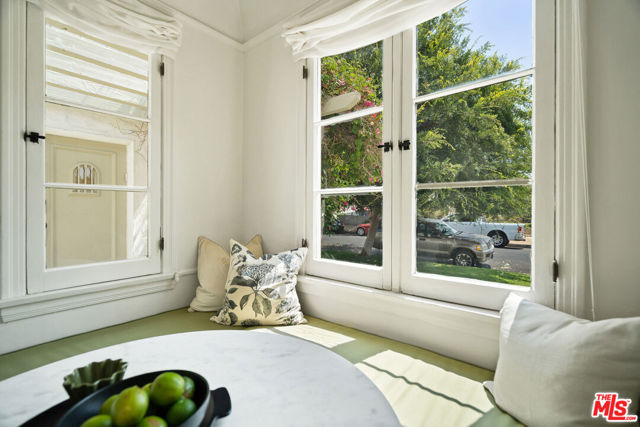1511 Carmona Avenue, Los Angeles CA: https://media.crmls.org/mediaz/e13f21c4-3c6c-43e4-9d60-5f8fabfd6a2e.jpg