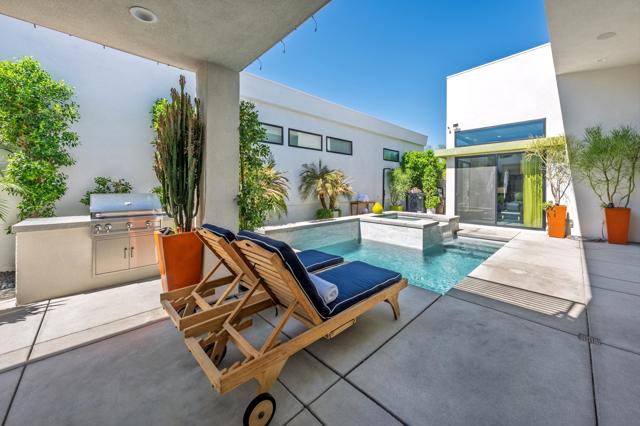 160 Obsidian Loop N, Palm Springs, CA 92264