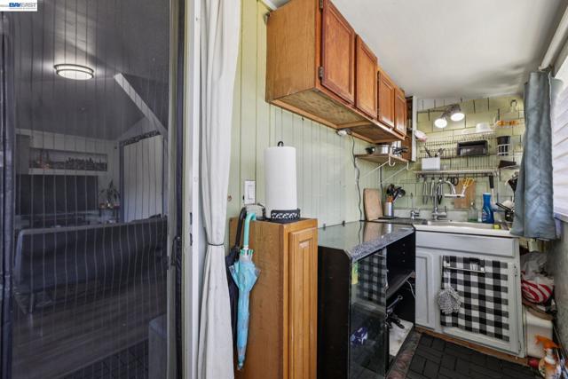 2514 21St Ave, Oakland CA: https://media.crmls.org/mediaz/e140c0ff-d221-4c12-9d2e-67f08695dc4d.jpg