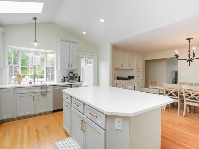 1087 Rio Vista Drive, Pacifica CA: https://media.crmls.org/mediaz/e141baa5-c772-4ac7-bbb2-bad3a16955aa.jpg
