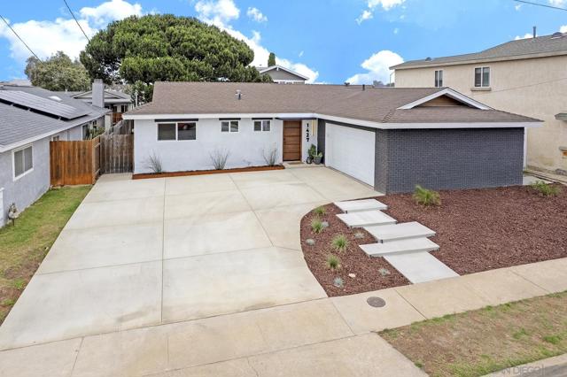 1427 Signal Ave, San Diego CA: https://media.crmls.org/mediaz/e141f437-9ab5-4994-b00a-d101cf3712dd.jpg