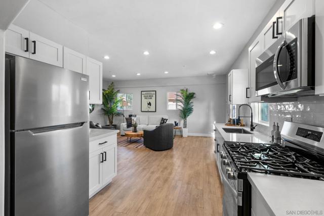 523 9th St, Imperial Beach CA: https://media.crmls.org/mediaz/e1426aa2-709f-46f5-b56b-293f208bcd0f.jpg