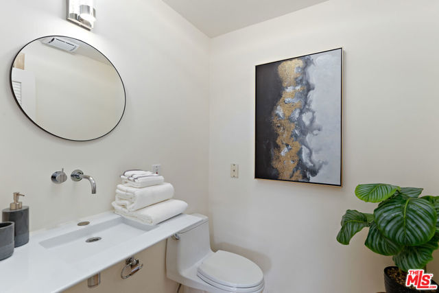 6240 Mulholland Highway, Los Angeles CA: https://media.crmls.org/mediaz/e142faab-6424-4530-9cbb-cd8153b5fbb4.jpg