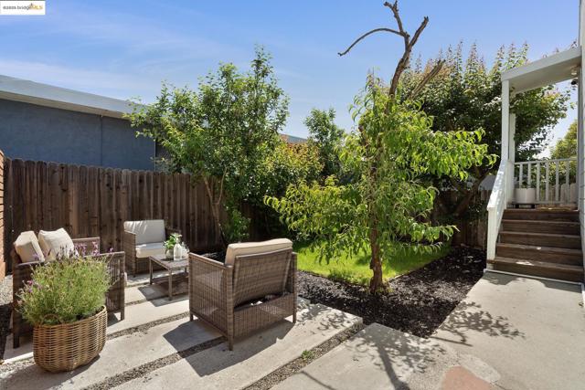3360 Arizona St, Oakland CA: https://media.crmls.org/mediaz/e143d3a9-dbeb-4761-a507-d7faf98c641f.jpg