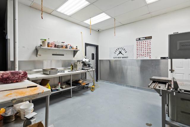 16915 16915 Monterey Hwy, Morgan Hill CA: https://media.crmls.org/mediaz/e143eeb9-89ca-4bf1-83d7-140e448301b5.jpg