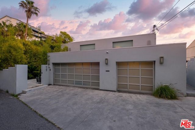 2183 Sunset Plaza Drive, Los Angeles CA: https://media.crmls.org/mediaz/e1457170-db41-4dd5-80b9-57888b1dc7d9.jpg