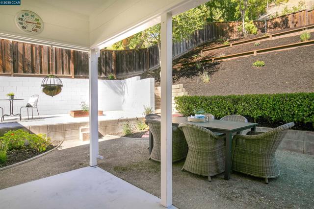 2646 Roundhill Dr, Alamo CA: https://media.crmls.org/mediaz/e146f1e6-5545-4126-9edf-82d0394333a4.jpg